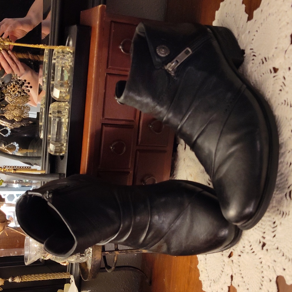 Earth Shoes Leather Ankle Boots